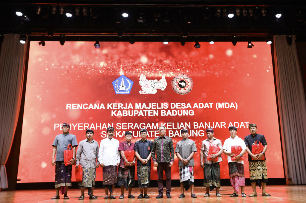 Penyerahan Seragam Kepada Kelian Banjar Adat Se-Kabupaten Badung